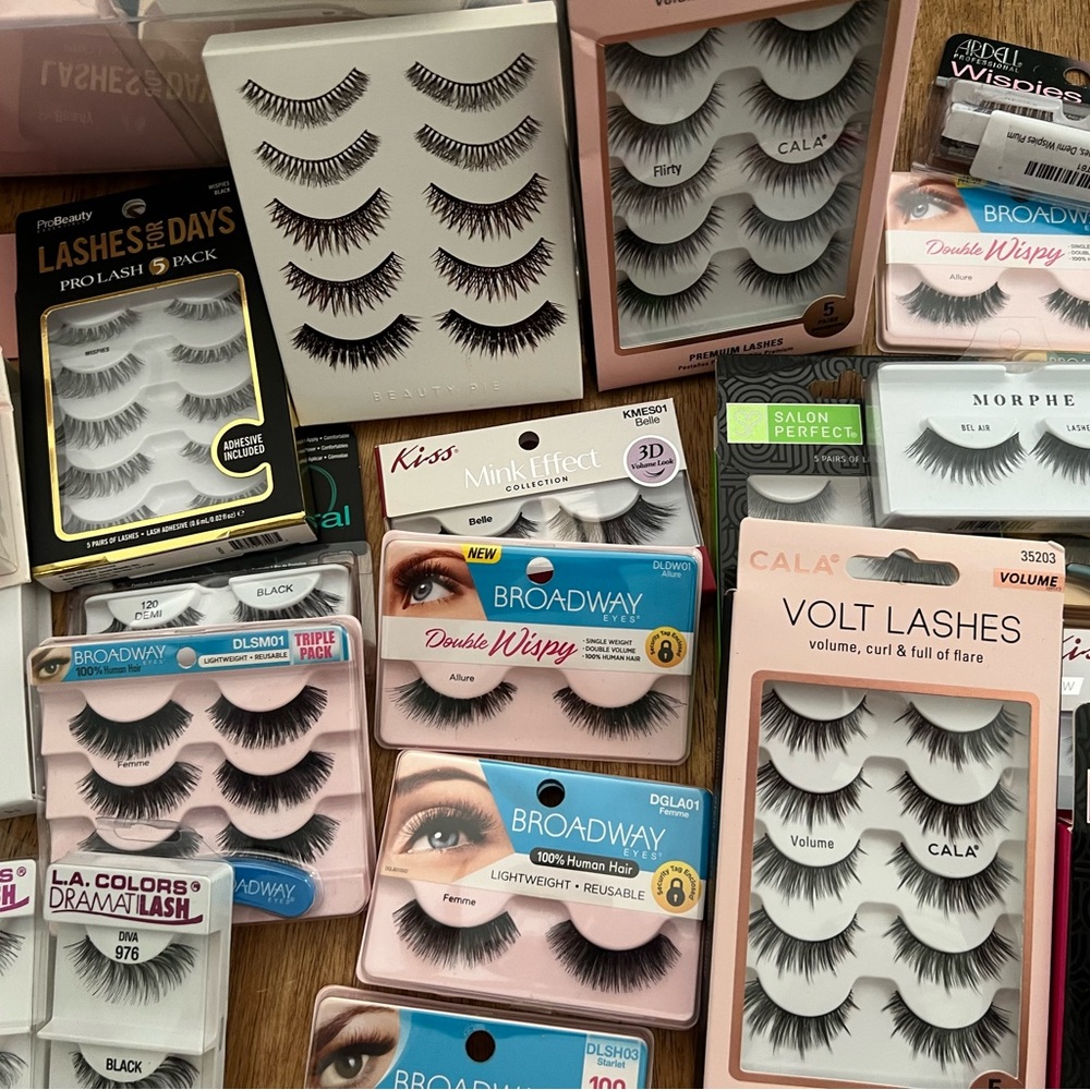 100 pairs of assorted False Eyelashes